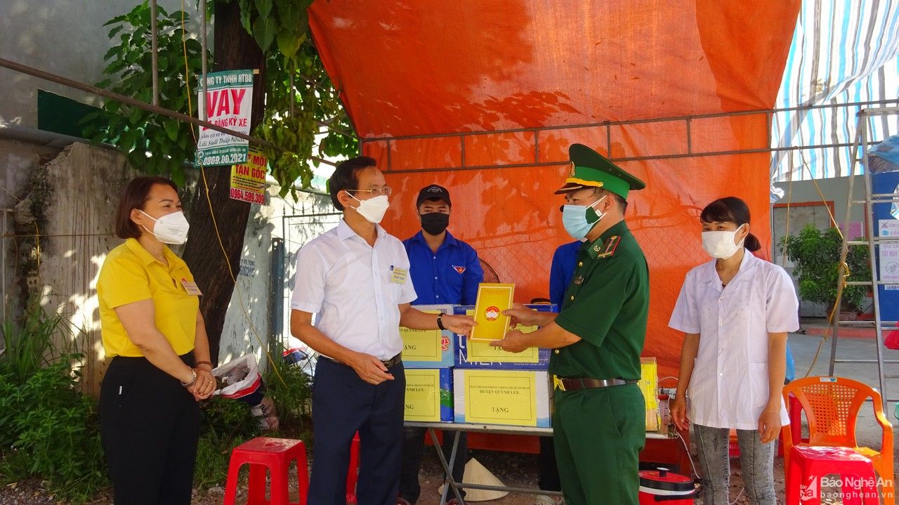 Những ‘bông hồng vàng’ trên tuyến đầu chống dịch