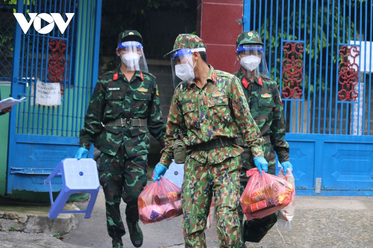 Ảnh: Các chiến sĩ trẻ tất bật “đi chợ”, khám chữa bệnh cho người dân TP.HCM