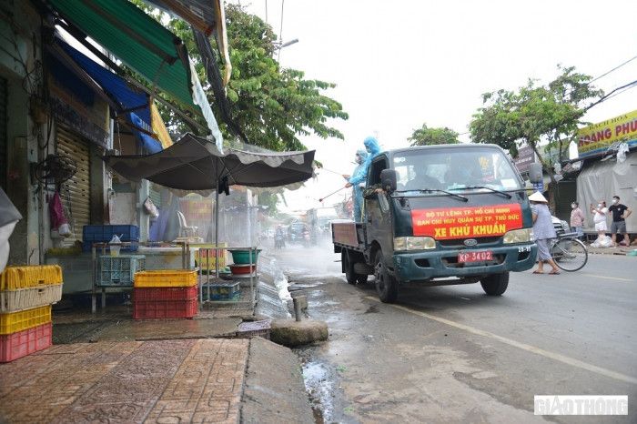 Cận cảnh xe quân đội khử khuẩn trên 4 tuyến đường ở thành phố Thủ Đức