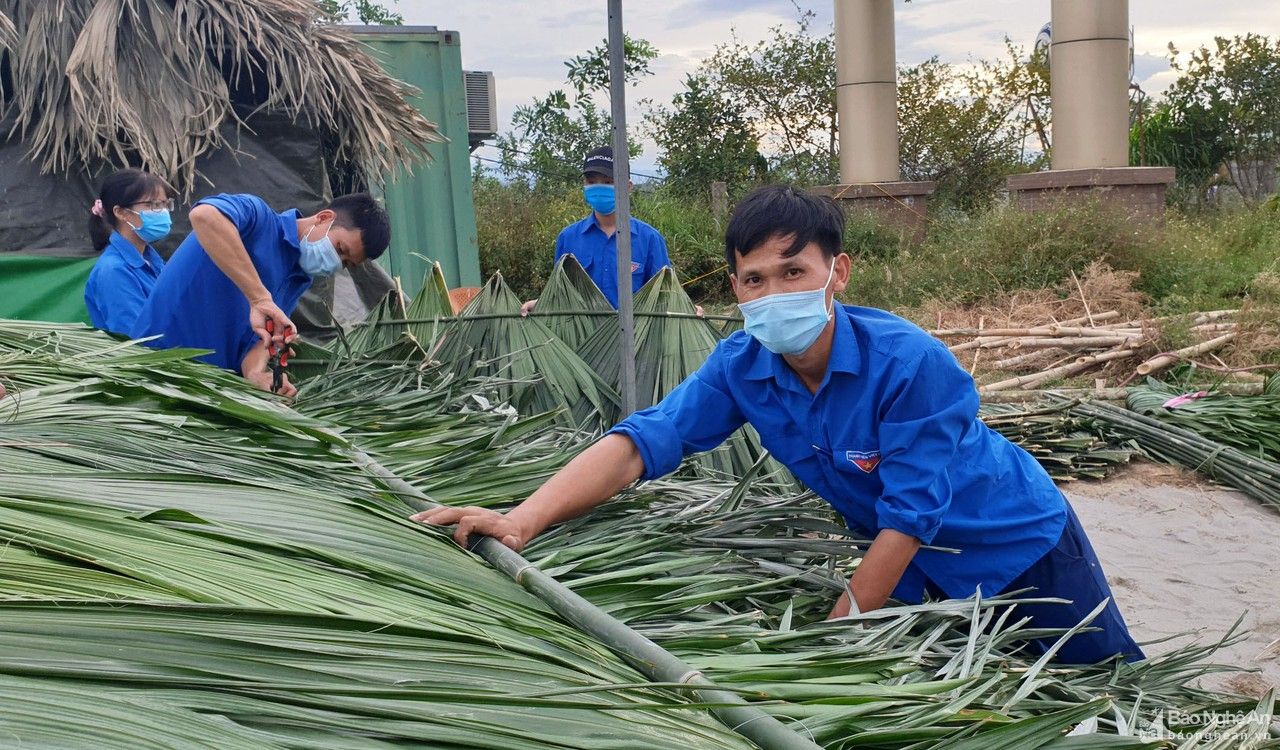 Người dân Thanh Chương thức đêm làm tranh tre chống nóng cho chốt chống dịch