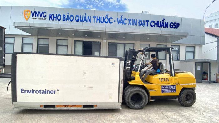 Cận cảnh gần 1 triệu liều vắc-xin Covid-19 vừa xuống sân bay Tân Sơn Nhất