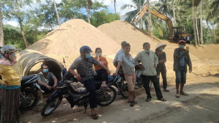 Chui rào thép gai, leo qua tường nhà khác để đi vì... hàng xóm chặn đường