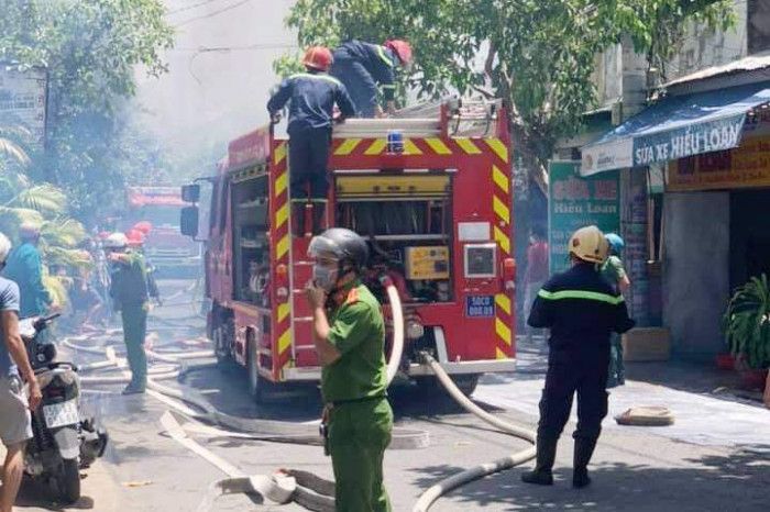 3 căn nhà ở TP Thủ Đức bốc cháy giữa trưa, nhiều tài sản bị thiêu rụi