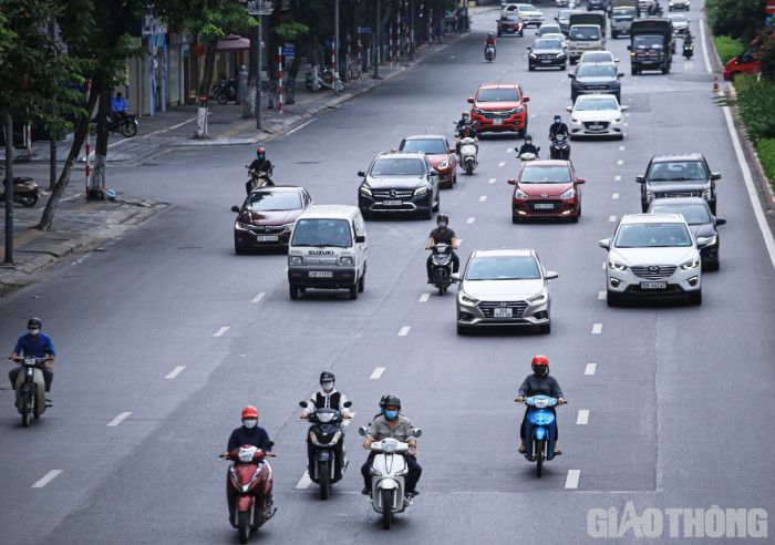 Đường phố Hà Nội đông đúc trong sáng đầu tuần