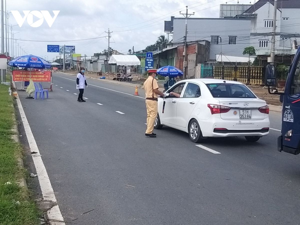 Nhọc nhằn canh trực xuyên ngày đêm để phòng chống đại dịch