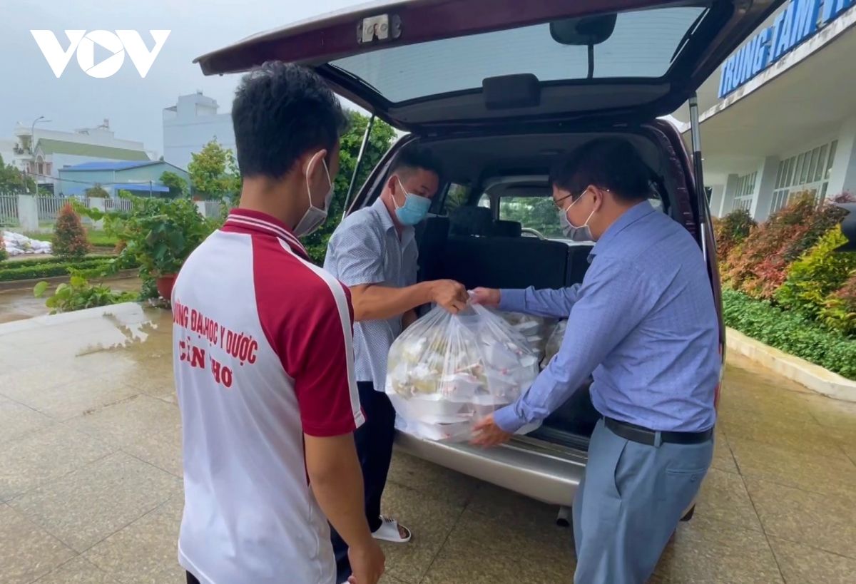 "Bếp ăn yêu thương” ngày đêm đỏ lửa phục vụ tuyến đầu ở Cần Thơ