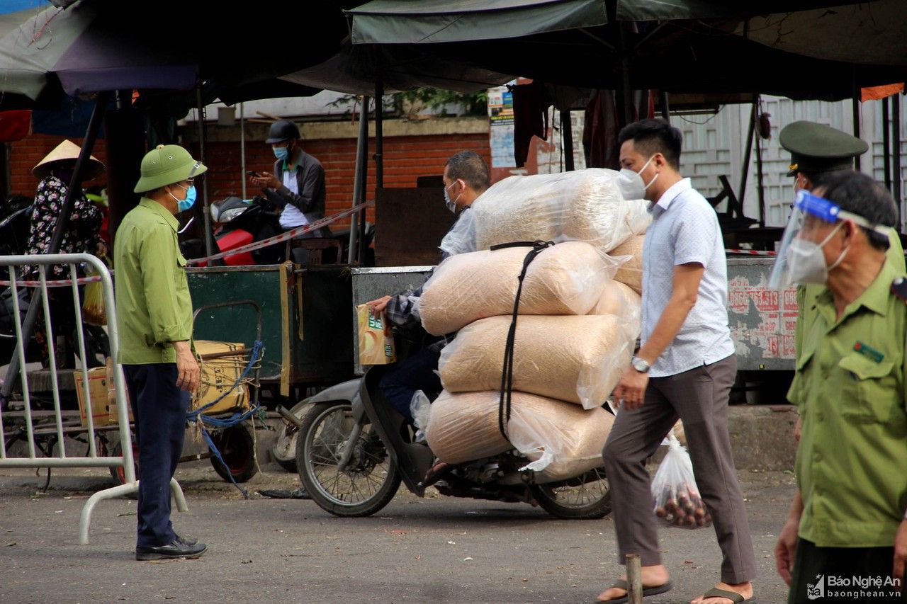 Tiểu thương chợ đầu mối Vinh gấp rút dọn hàng, nghỉ bán