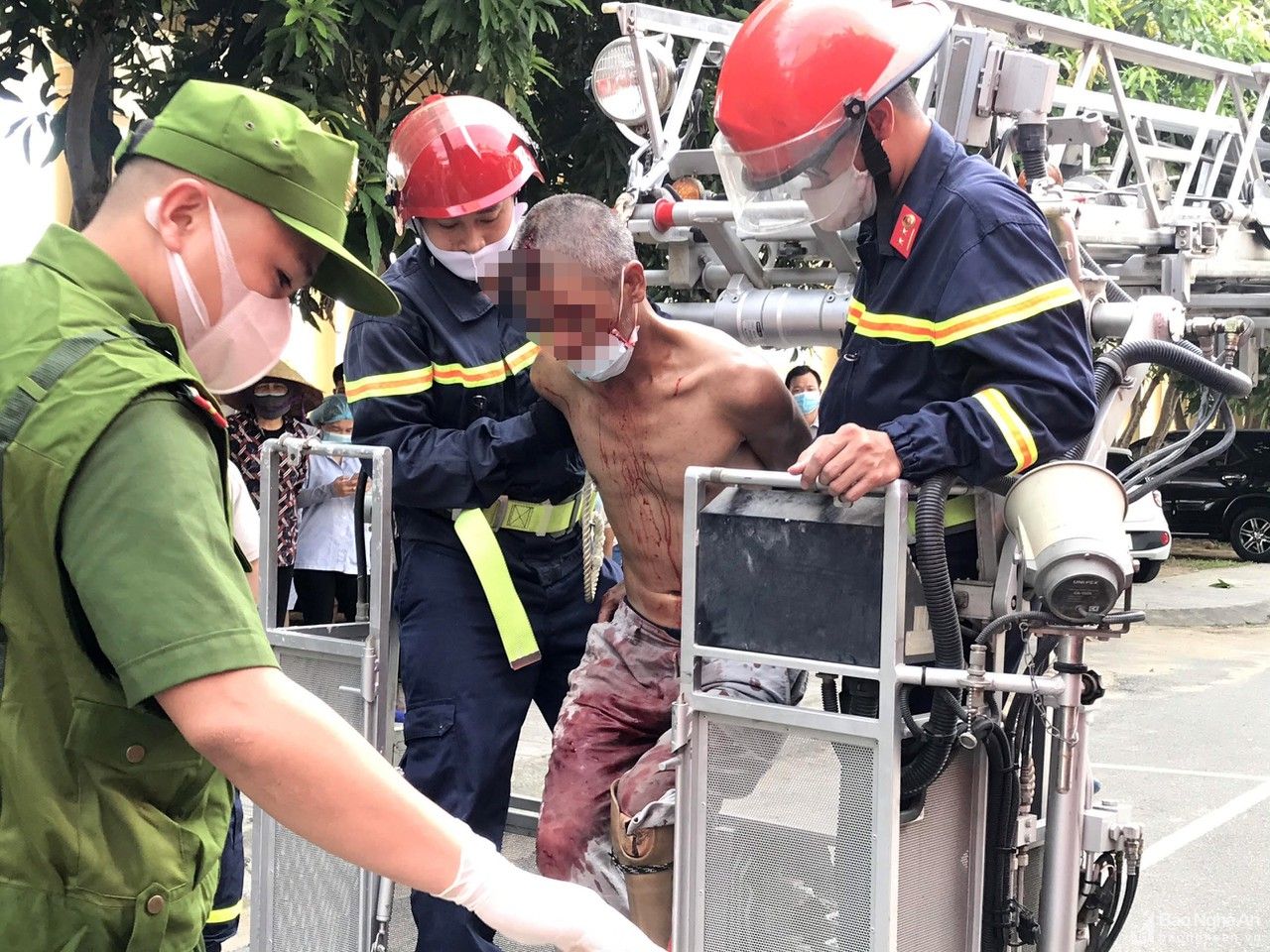 Nghệ An: Kịp thời ngăn chặn người đàn ông có ý định nhảy lầu tự tử ở bệnh viện