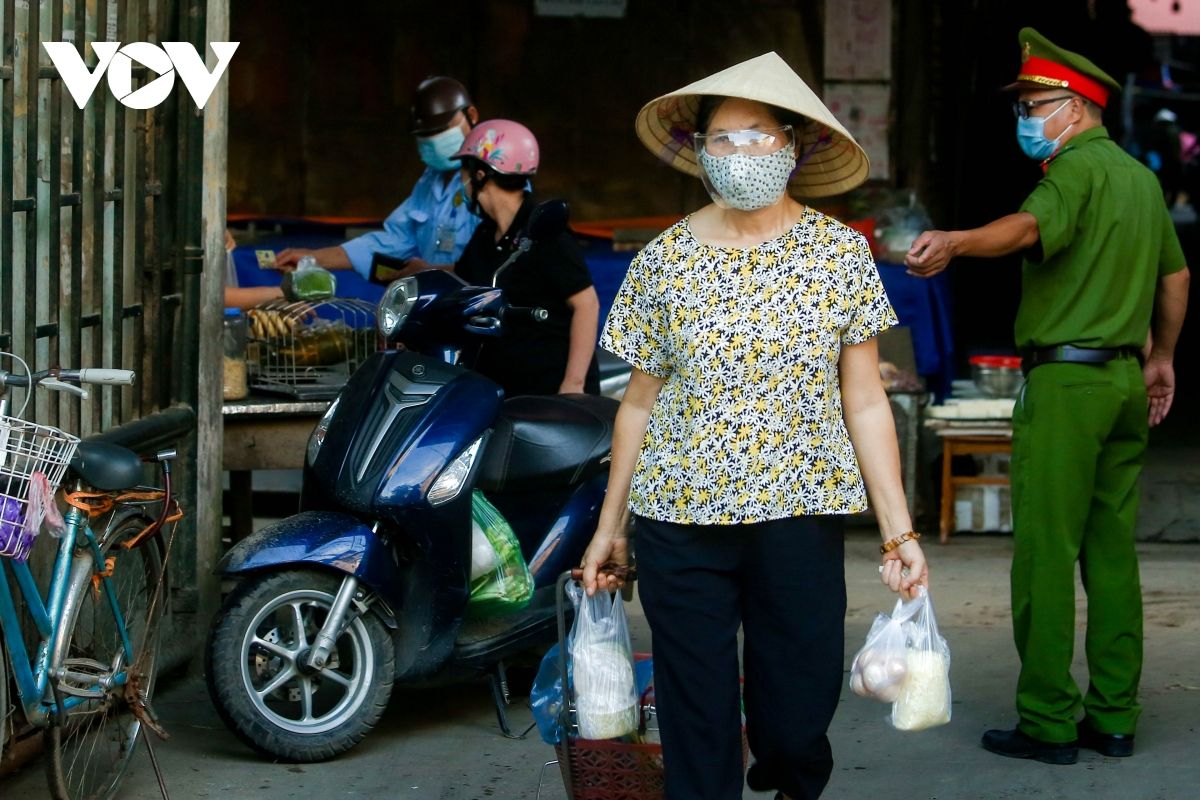 Hà Nội phát phiếu cho người dân luân phiên đi chợ và ra đồng