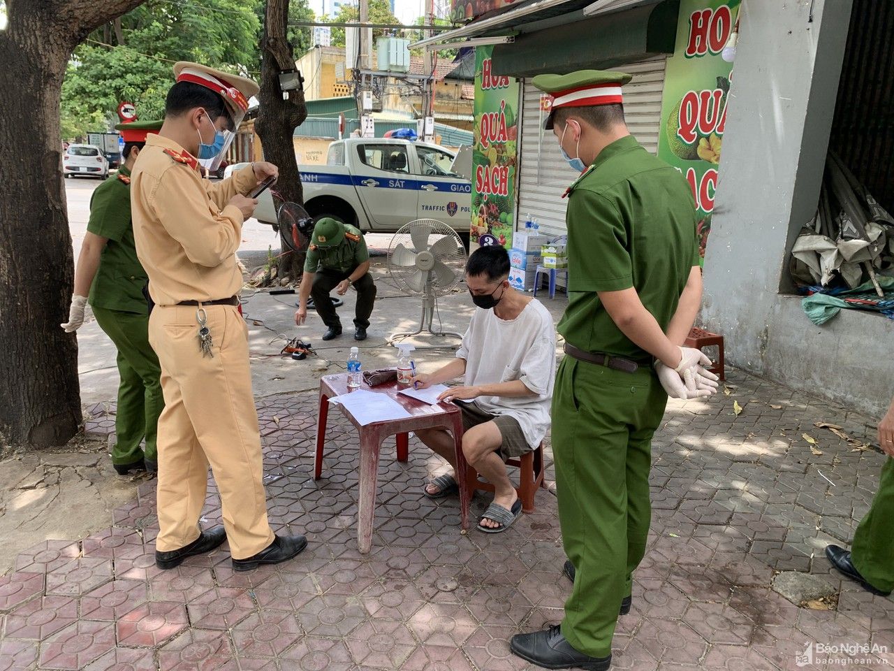 Nam thanh niên ở thành phố Vinh dương tính ma túy, lái xe vượt chốt khi bị cảnh sát kiểm tra 