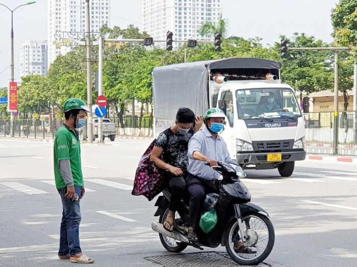 Hà Nội: Bất chấp lệnh cấm, xe ôm mặc nhiên tụ tập, đón khách