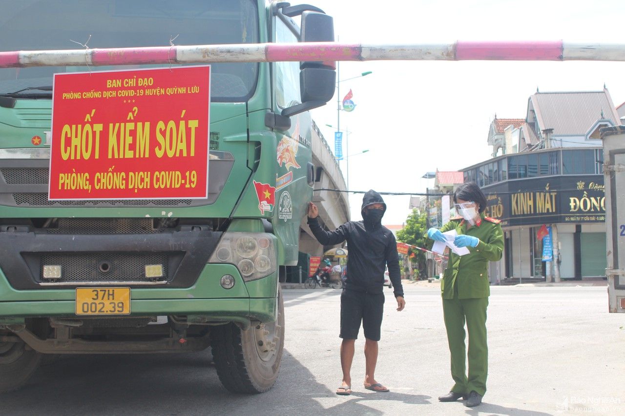 Những ‘bông hồng vàng’ trên tuyến đầu chống dịch