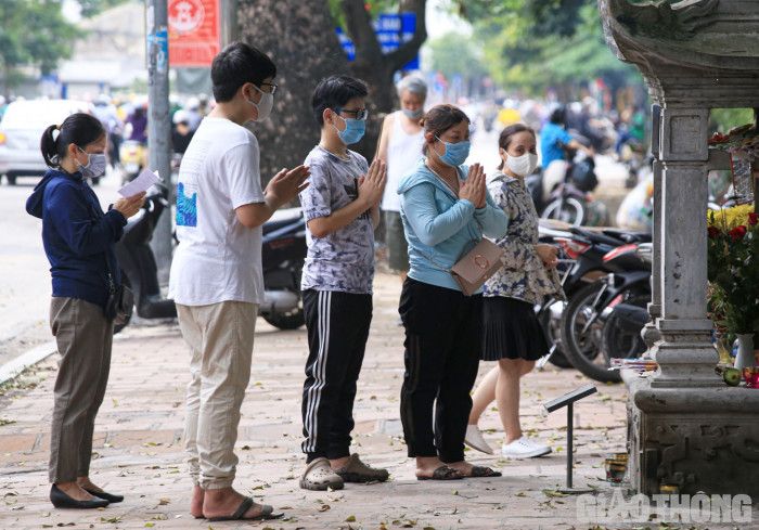 Hà Nội: Văn Miếu đóng cửa, sĩ tử vái vọng cầu may trước ngày thi vào lớp 10