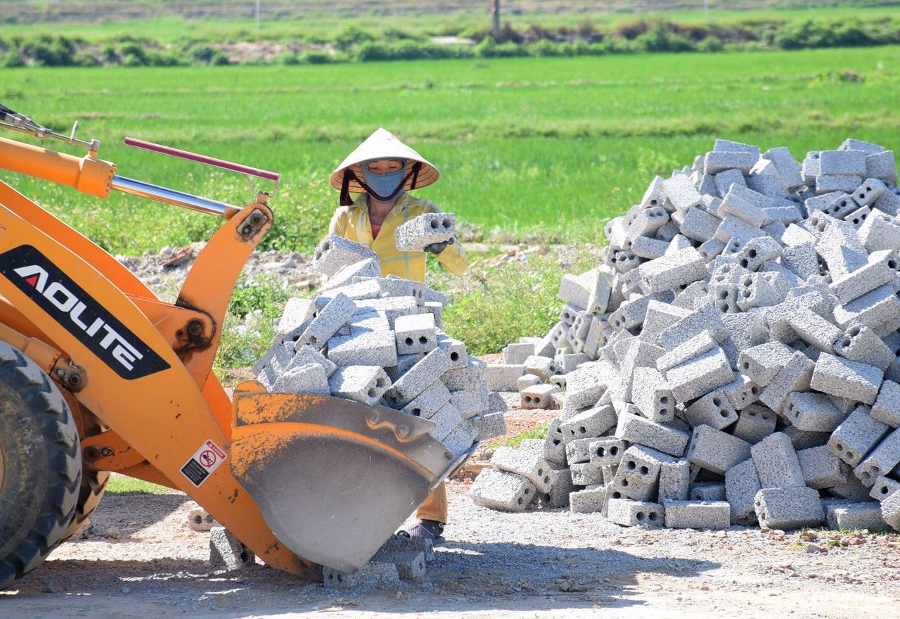 Người dân Nghệ An mưu sinh trong cái nắng như đổ lửa