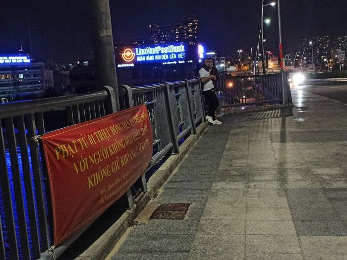 TP.HCM đang "bão" Covid-19, nhiều cặp đôi vẫn ra cầu Thủ Thiêm tình tứ