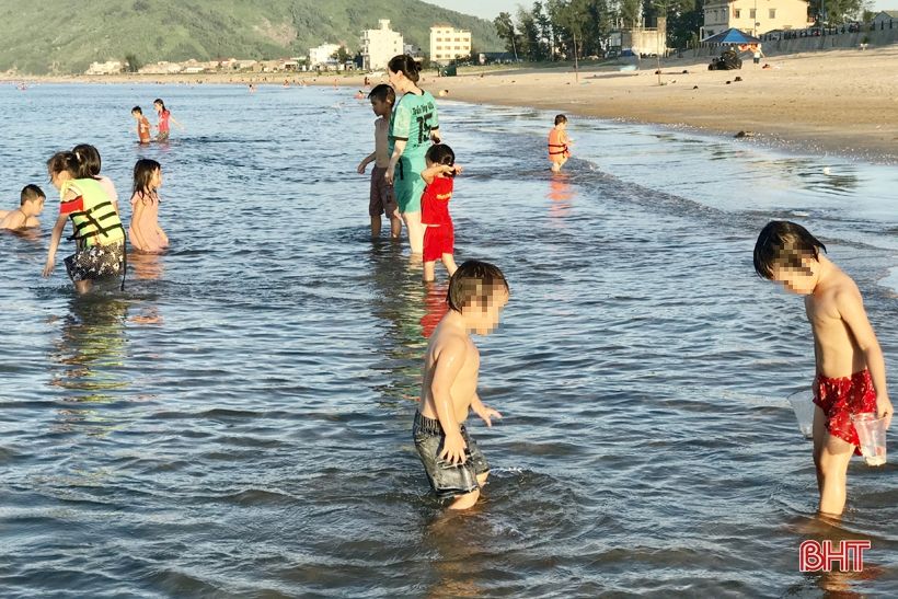 Nhiều người dân Hà Tĩnh đổ về biển Thiên Cầm “quên” phòng dịch