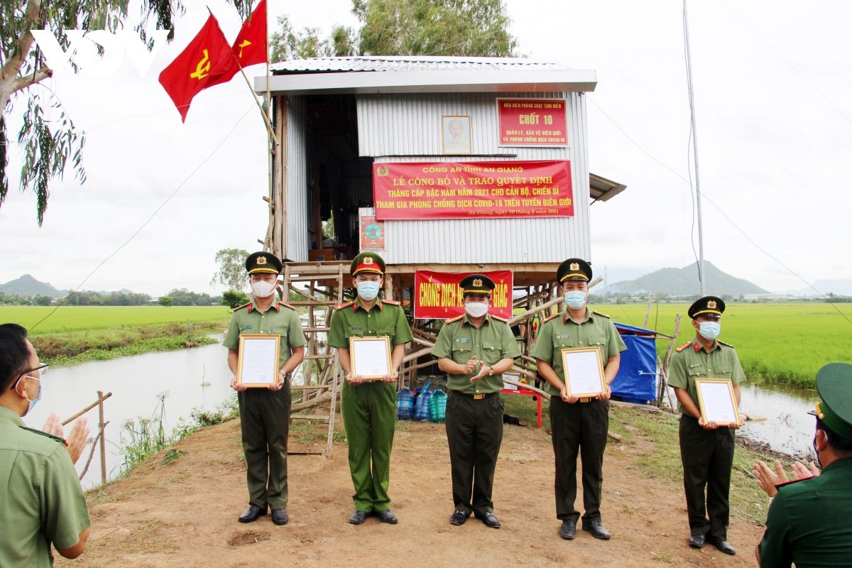 Xúc động lễ nhận quyết định thăng quân hàm và kết nạp Đảng ngay tại chốt phòng, chống dịch