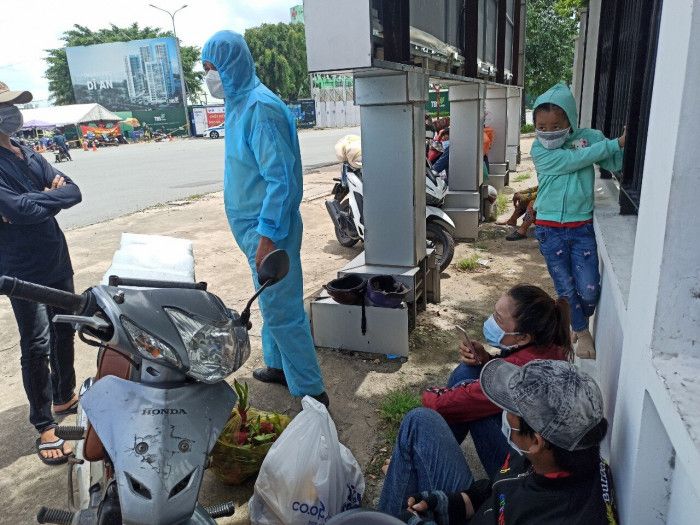 "Khăn gói" về quê, lao động nghèo vật vã vì...mắc kẹt ở chốt kiểm soát