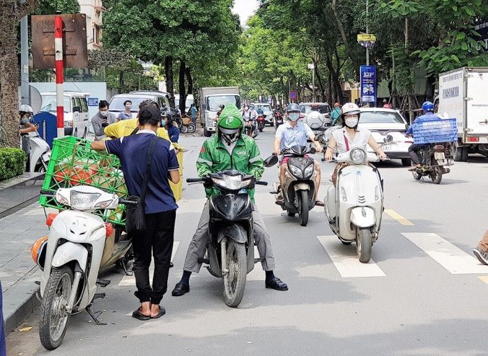 Hà Nội: Bất chấp lệnh cấm, xe ôm mặc nhiên tụ tập, đón khách