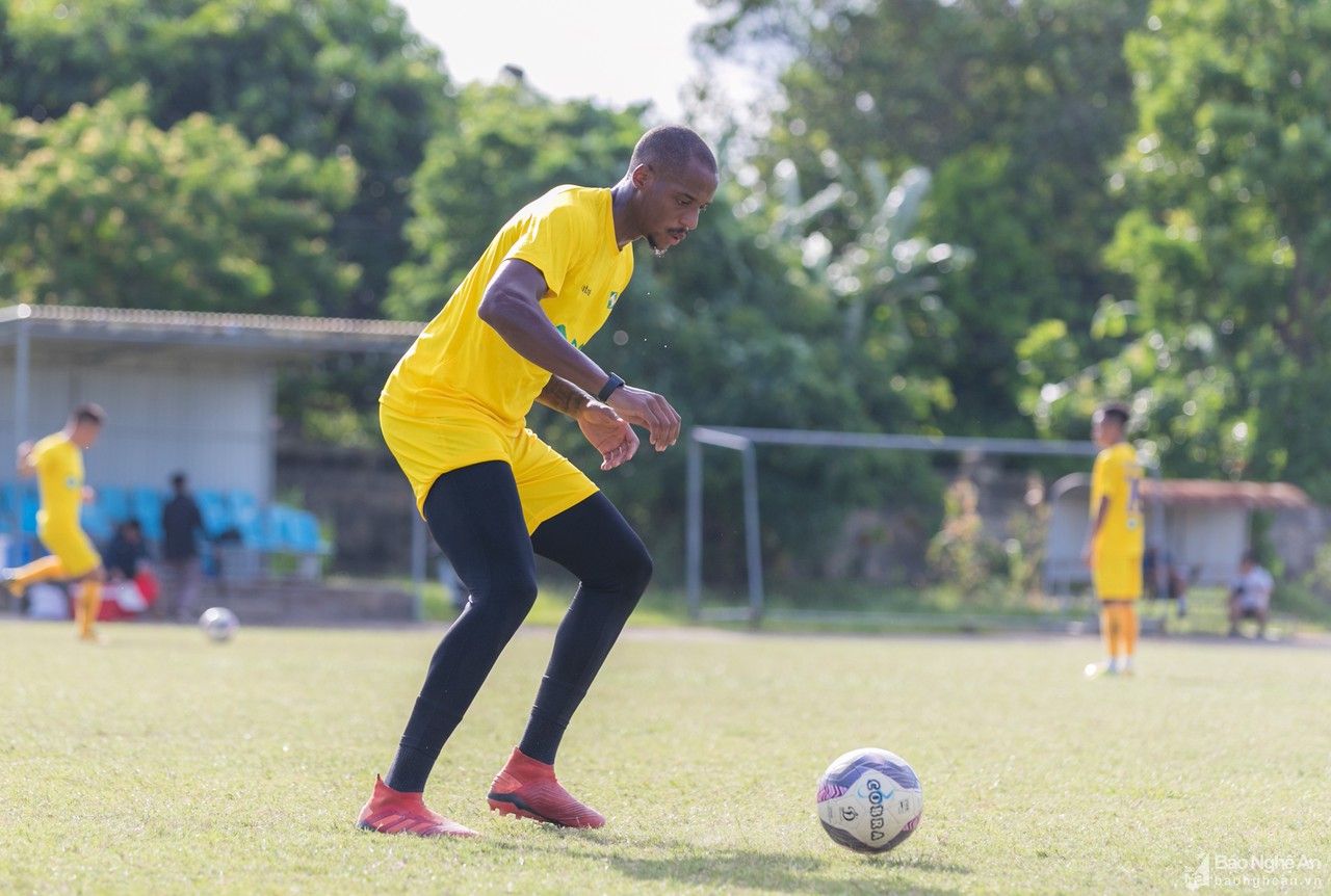 Cận cảnh buổi tập đầu tiên của hai ngoại binh thử việc tại SLNA