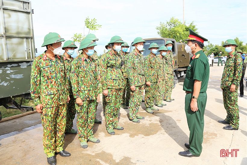 Lực lượng phòng hóa Quân khu 4 phun khử khuẩn toàn bộ xã Thạch Long