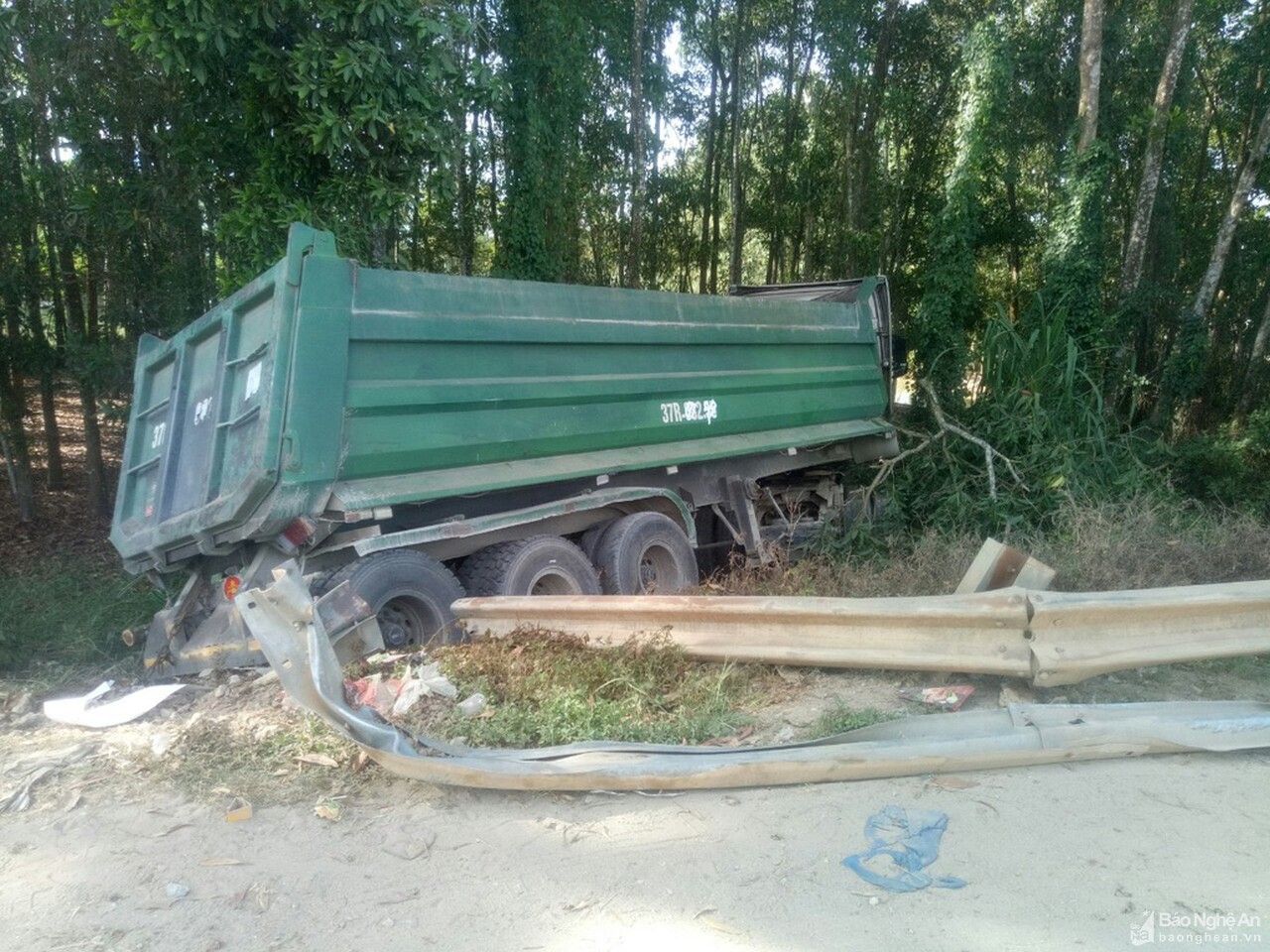 Xe tải mất lái tông sập lan can trên quốc lộ 7