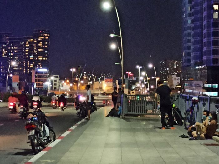 TP.HCM đang "bão" Covid-19, nhiều cặp đôi vẫn ra cầu Thủ Thiêm tình tứ