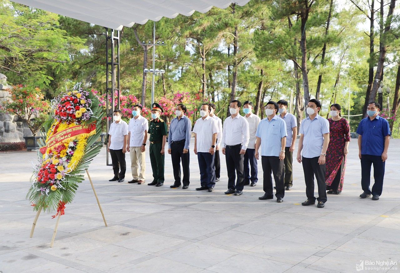 Đoàn đại biểu Nghệ An tưởng niệm các anh hùng liệt sĩ tại Nghĩa trang liệt sĩ Trường Sơn