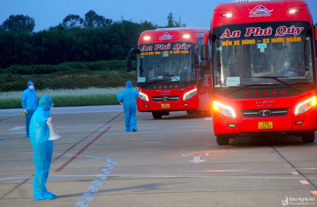 Chuyến bay đầu tiên chở công dân Nghệ An từ TP. Hồ Chí Minh về đến sân bay Vinh