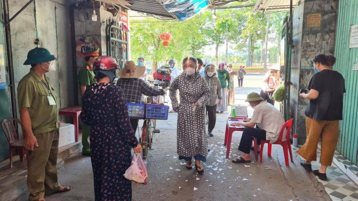 Người dân TP Vinh loay hoay trong ngày đầu dùng phiếu đi chợ vì...khan hàng