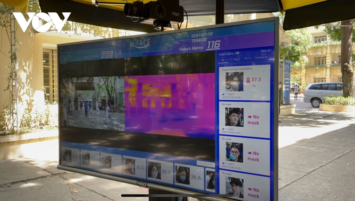 Thí sinh đội nắng, khẩu trang kín mít đi làm thủ tục thi tốt nghiệp THPT