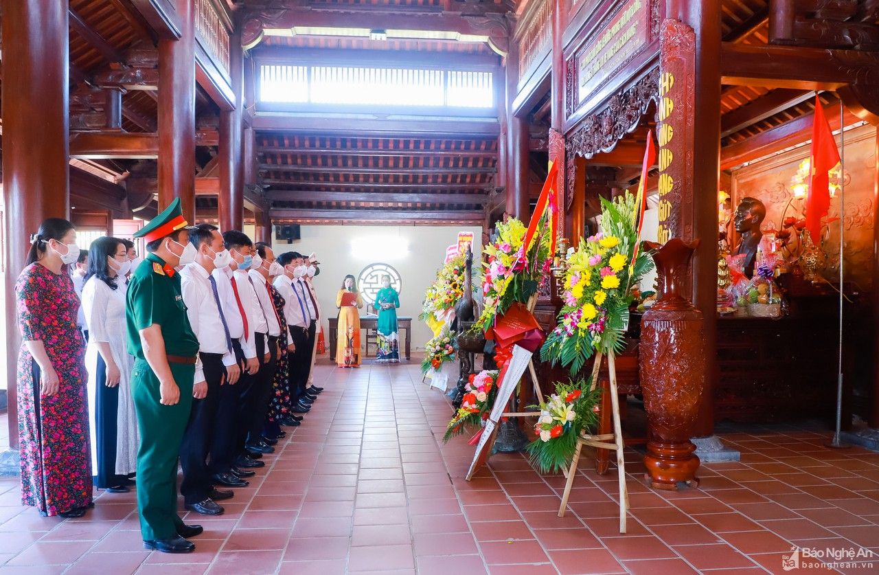 Lãnh đạo tỉnh dâng hoa tưởng niệm Chủ tịch Hồ Chí Minh và các Anh hùng liệt sỹ