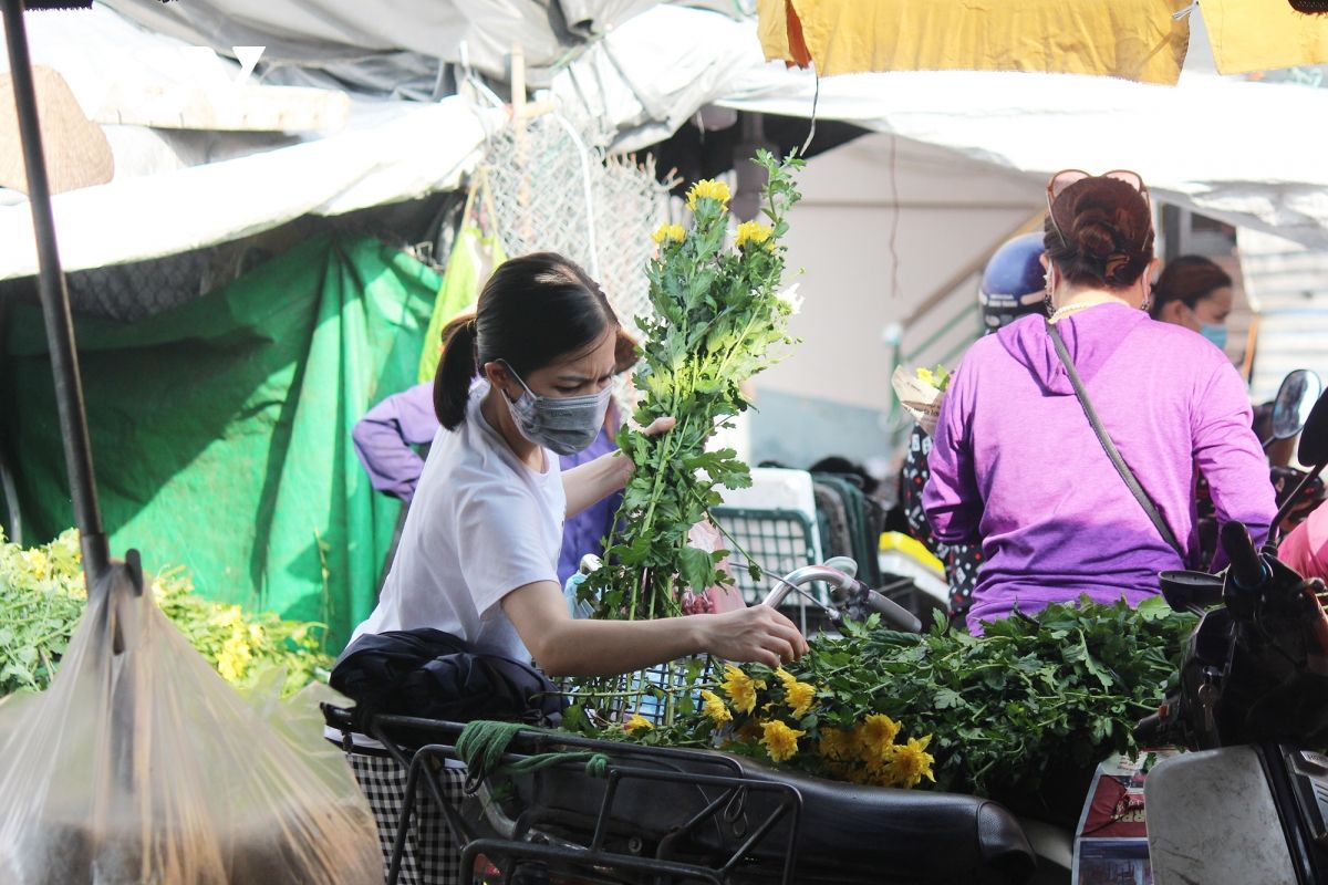 Sáng đầu tiên giãn cách, chợ dân sinh Hà Nội vẫn đông người dù hàng hóa không thiếu