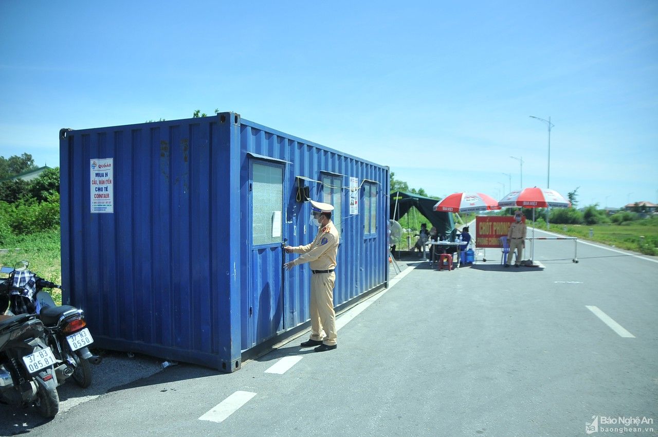 Cận cảnh chốt chống dịch bằng xe buýt, container ở TP. Vinh