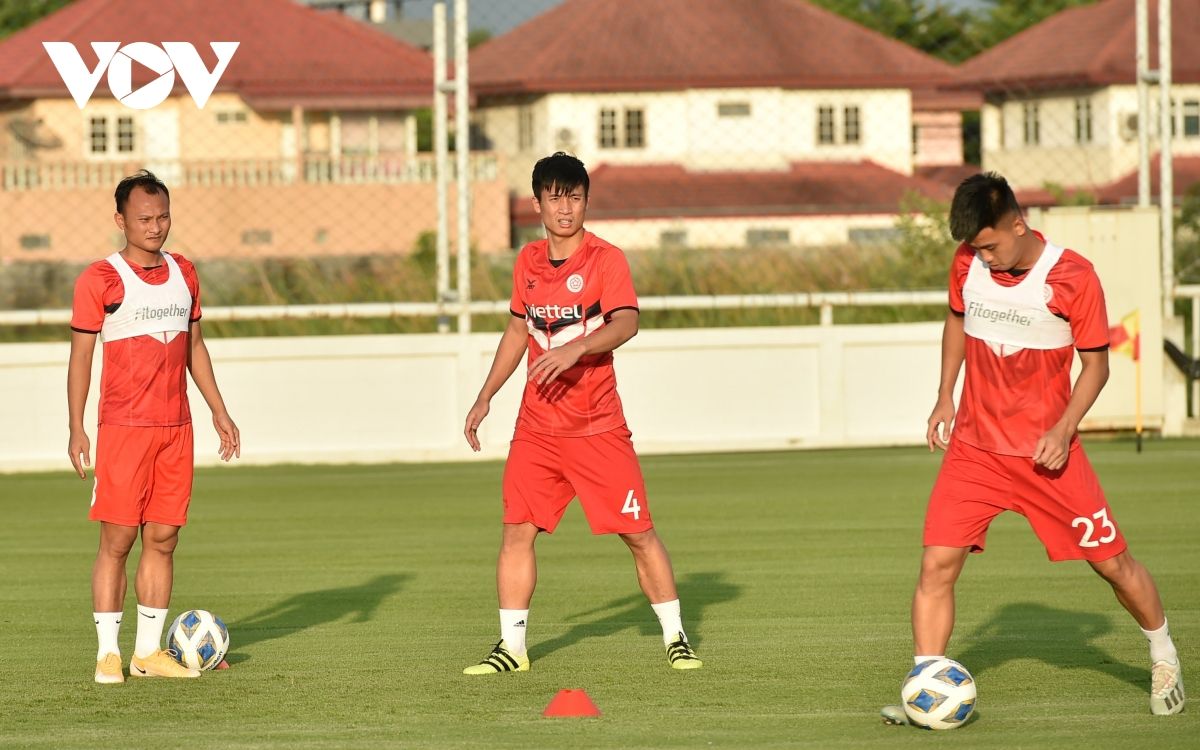 5 tuyển thủ Việt Nam hội quân, Viettel đổi HLV trưởng ở AFC Champions League