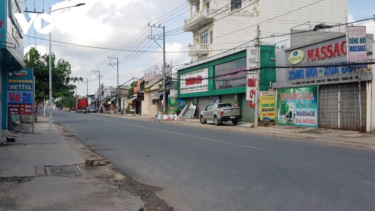 Bắt đầu “đông cứng, khóa chặt” 11 phường ở Bình Dương để chống dịch Covid-19