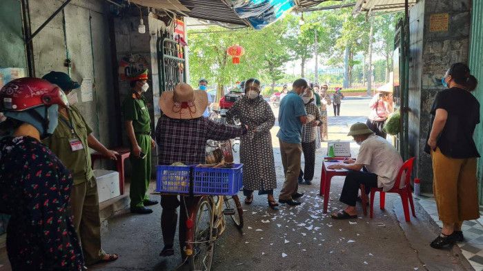 Người dân TP Vinh loay hoay trong ngày đầu dùng phiếu đi chợ vì...khan hàng