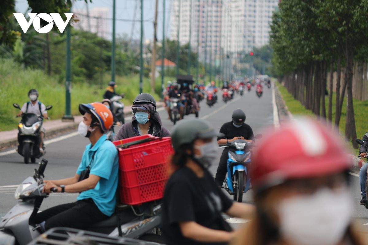 TP.HCM đang giãn cách xã hội nhưng xe cộ qua lại đông đúc