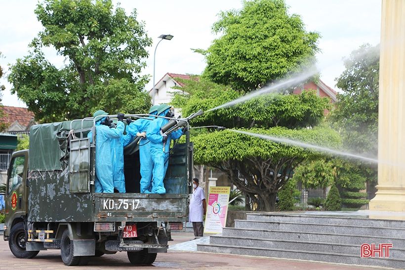 Lực lượng phòng hóa Quân khu 4 phun khử khuẩn toàn bộ xã Thạch Long