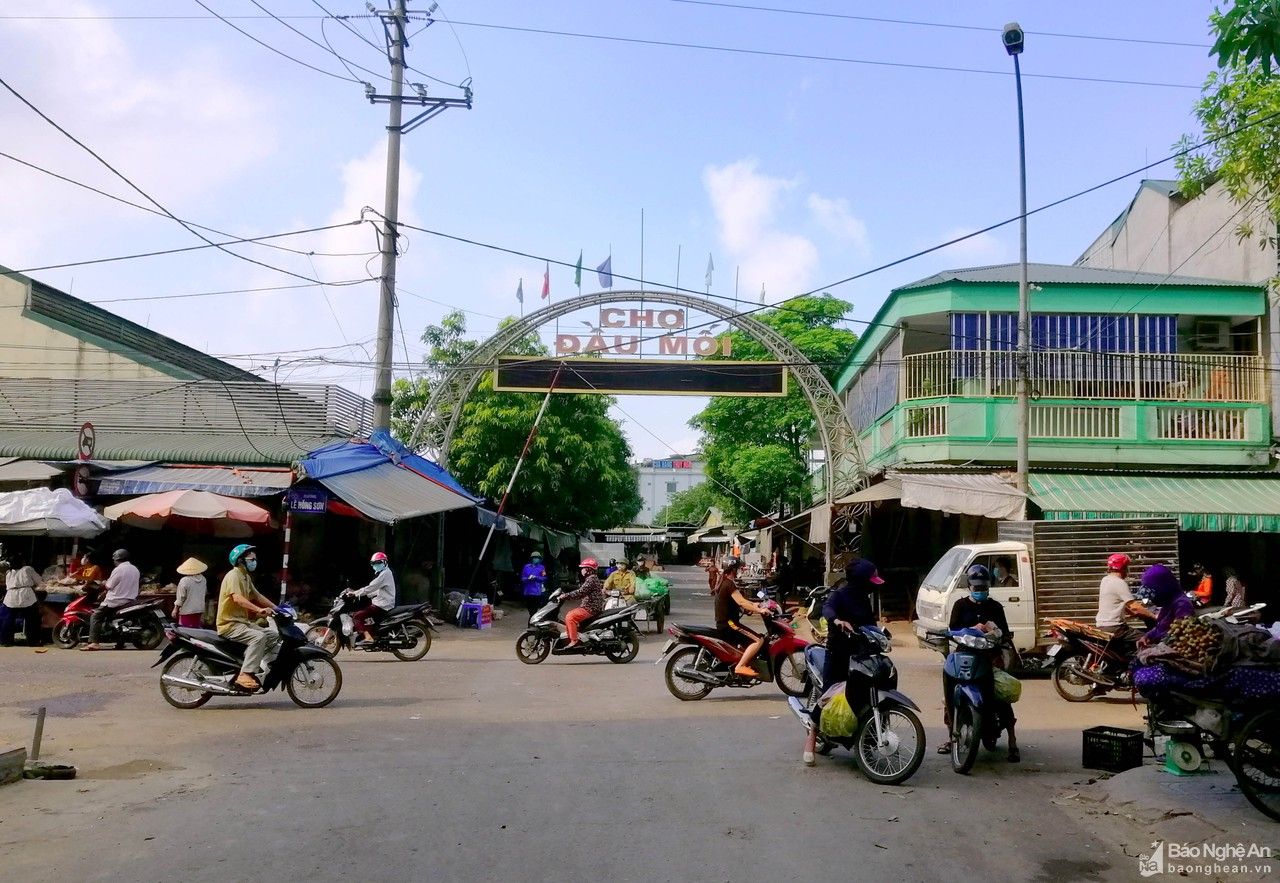 Người dân chen chúc mua bán hàng trước cổng chợ đầu mối Vinh