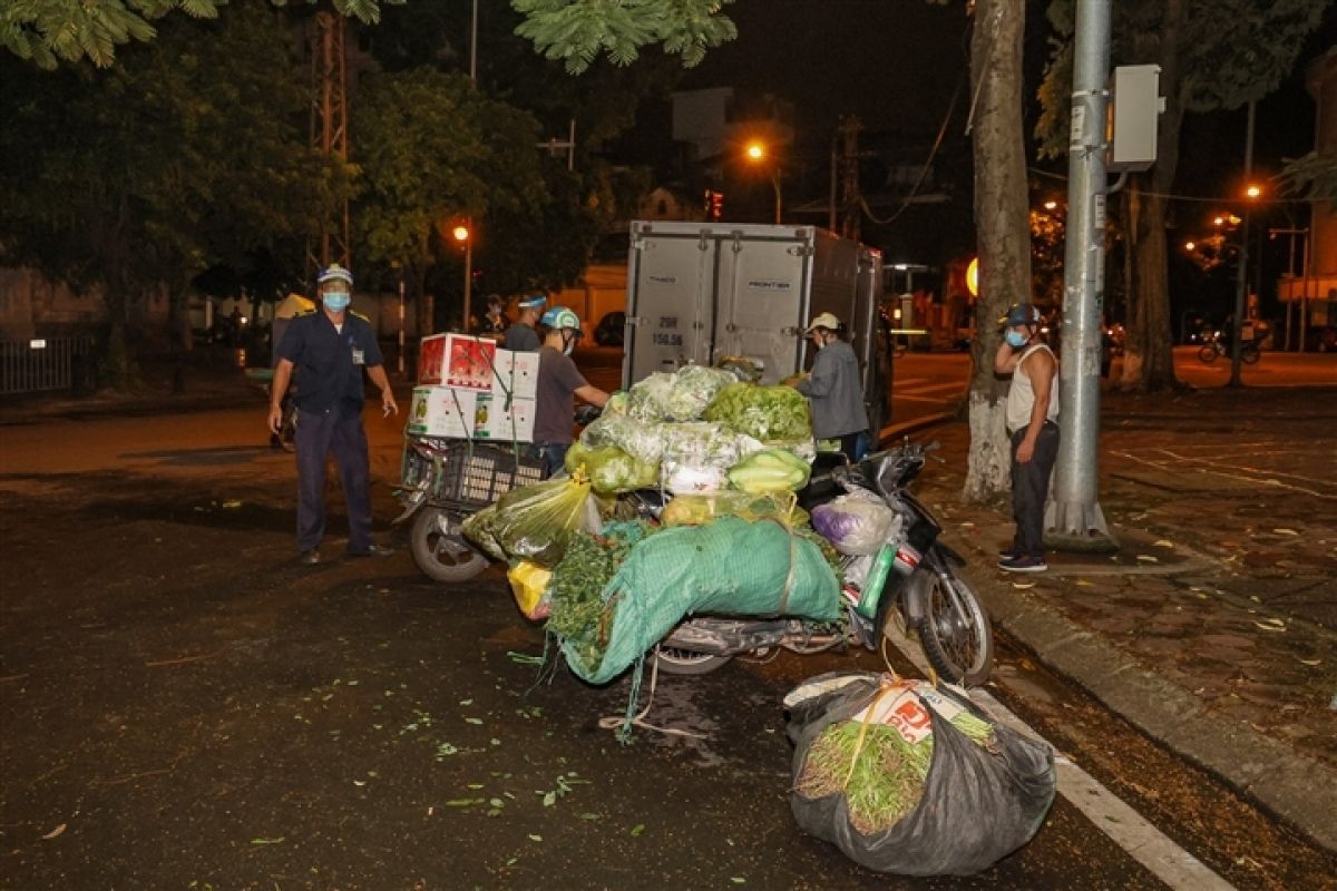 Hà Nội: Trắng đêm dẹp chợ nông sản trái phép cạnh Bốt Hàng Đậu