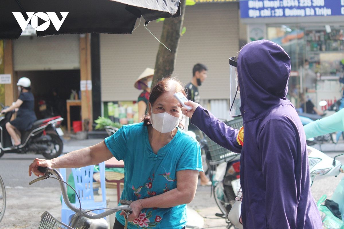 Sáng đầu tiên giãn cách, chợ dân sinh Hà Nội vẫn đông người dù hàng hóa không thiếu