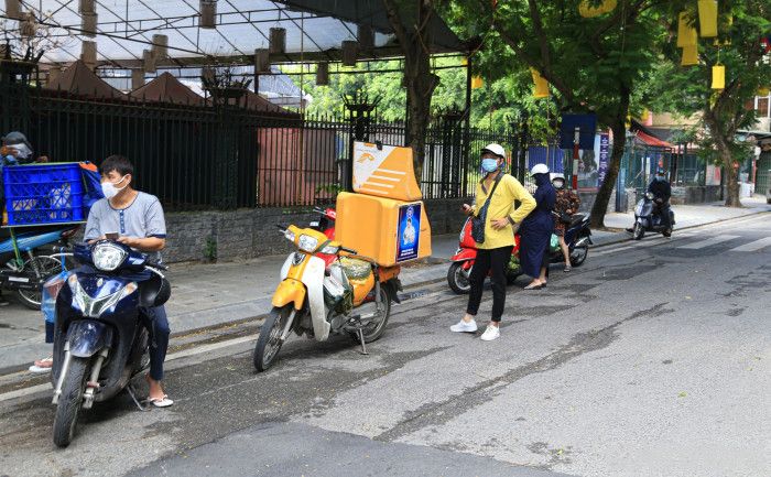 Dựng hàng rào thép gai ngăn người vượt khu phong tỏa tại Hà Nội