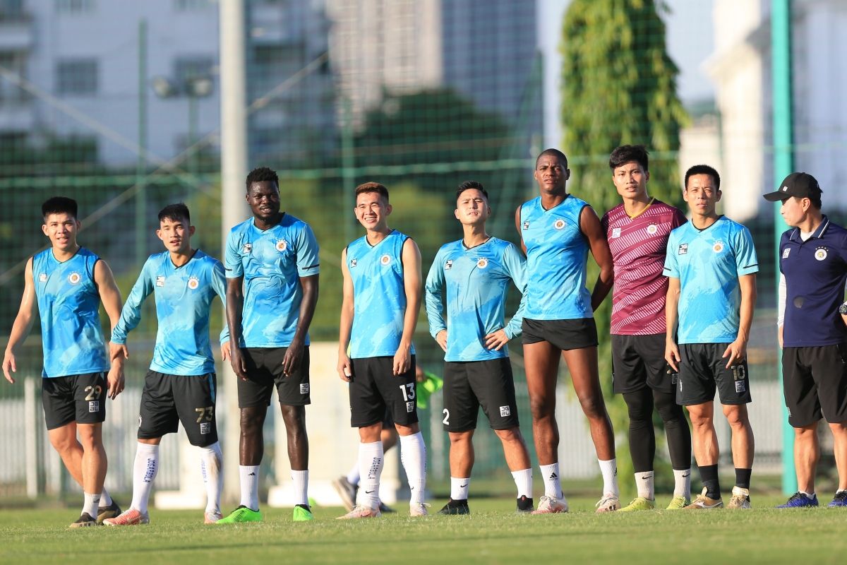 Hà Nội FC "rèn quân" dưới trời nắng nóng, chờ V-League 2021 trở lại