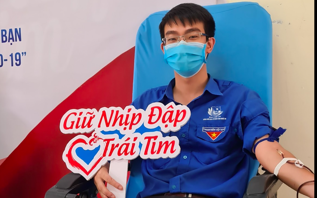 Lãnh đạo các cơ quan, đơn vị tham gia hiến máu 