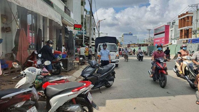 Chùm ảnh: Bất chấp lệnh cấm, chợ tự phát ở TP HCM vẫn nhộn nhịp