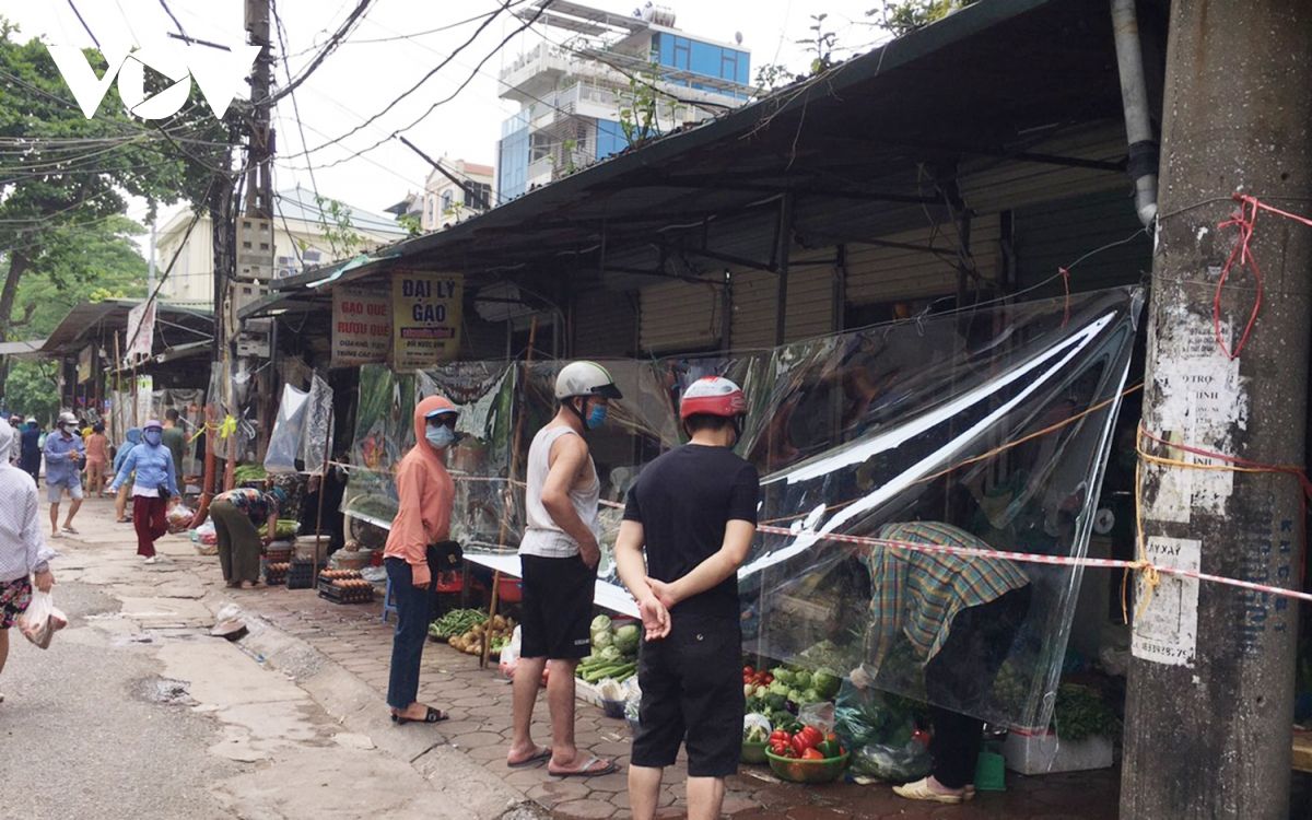 Tiểu thương ở Hà Nội tự làm tấm chắn giãn cách phòng dịch