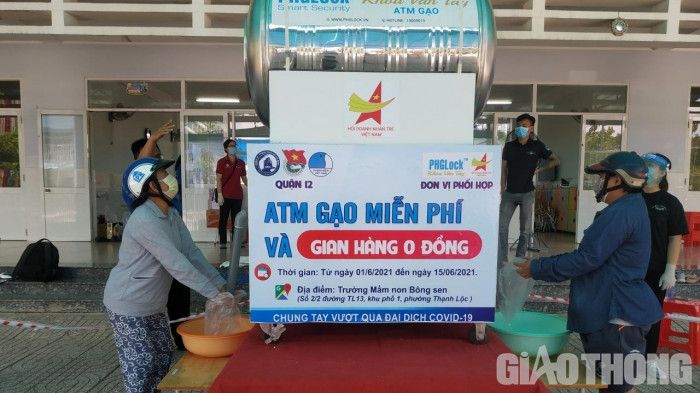 Ấm áp từ gian hàng 0 đồng đến suất cơm gửi tuyến đầu chống dịch ở TP.HCM