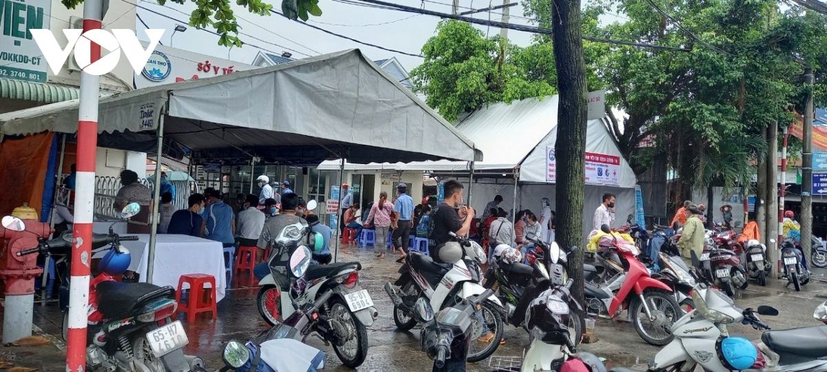 Quá nhiều phiền toái về giấy test nhanh âm tính với virus SARS-CoV-2