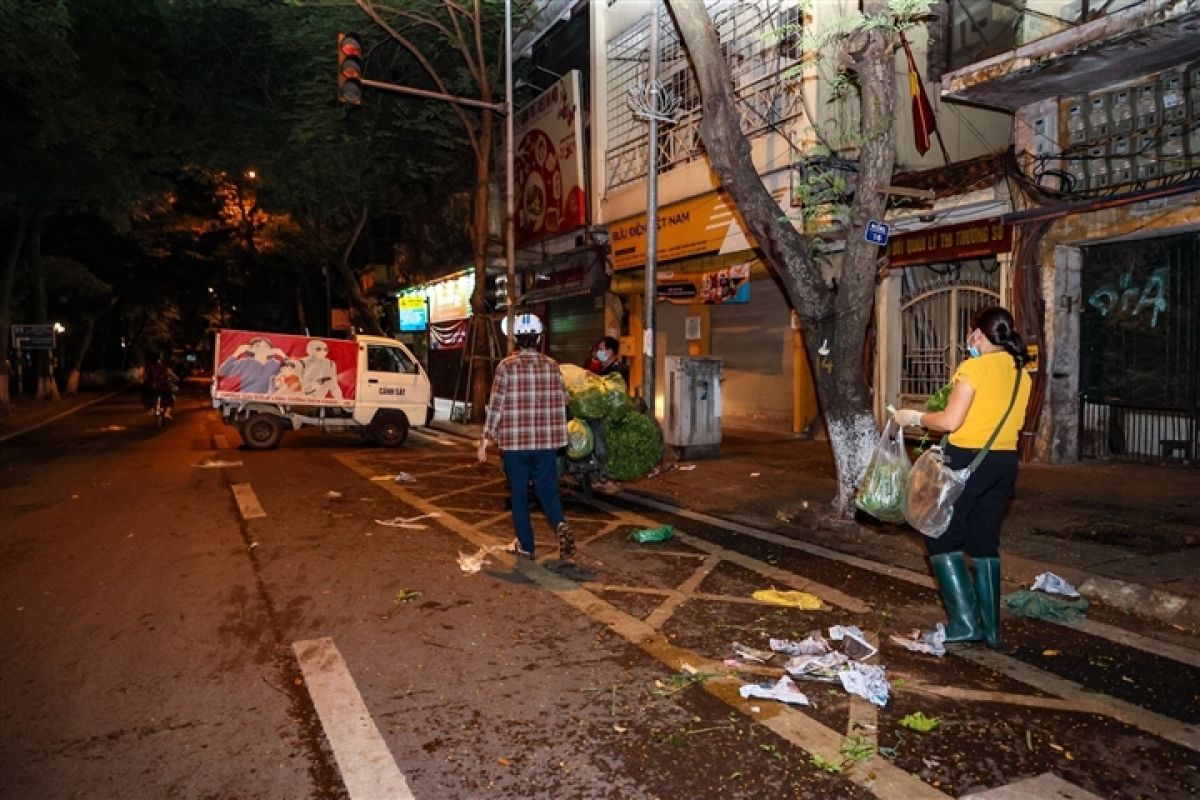 Hà Nội: Trắng đêm dẹp chợ nông sản trái phép cạnh Bốt Hàng Đậu